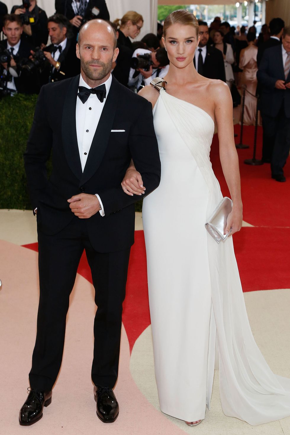 <p>L'attore e l'ex Angelo di Victoria Secret, che stanno insieme dal 2010, hanno ufficializzato la loro unione. Insieme hanno partecipato a <a href="http://www.elle.com/it/magazine/personaggi/news/g583/met-gala-2016-foto-coppie-red-carpet/?slide=6">numerosi red carpet</a> – tra cui gli Oscar e i Golden Globes.</p>