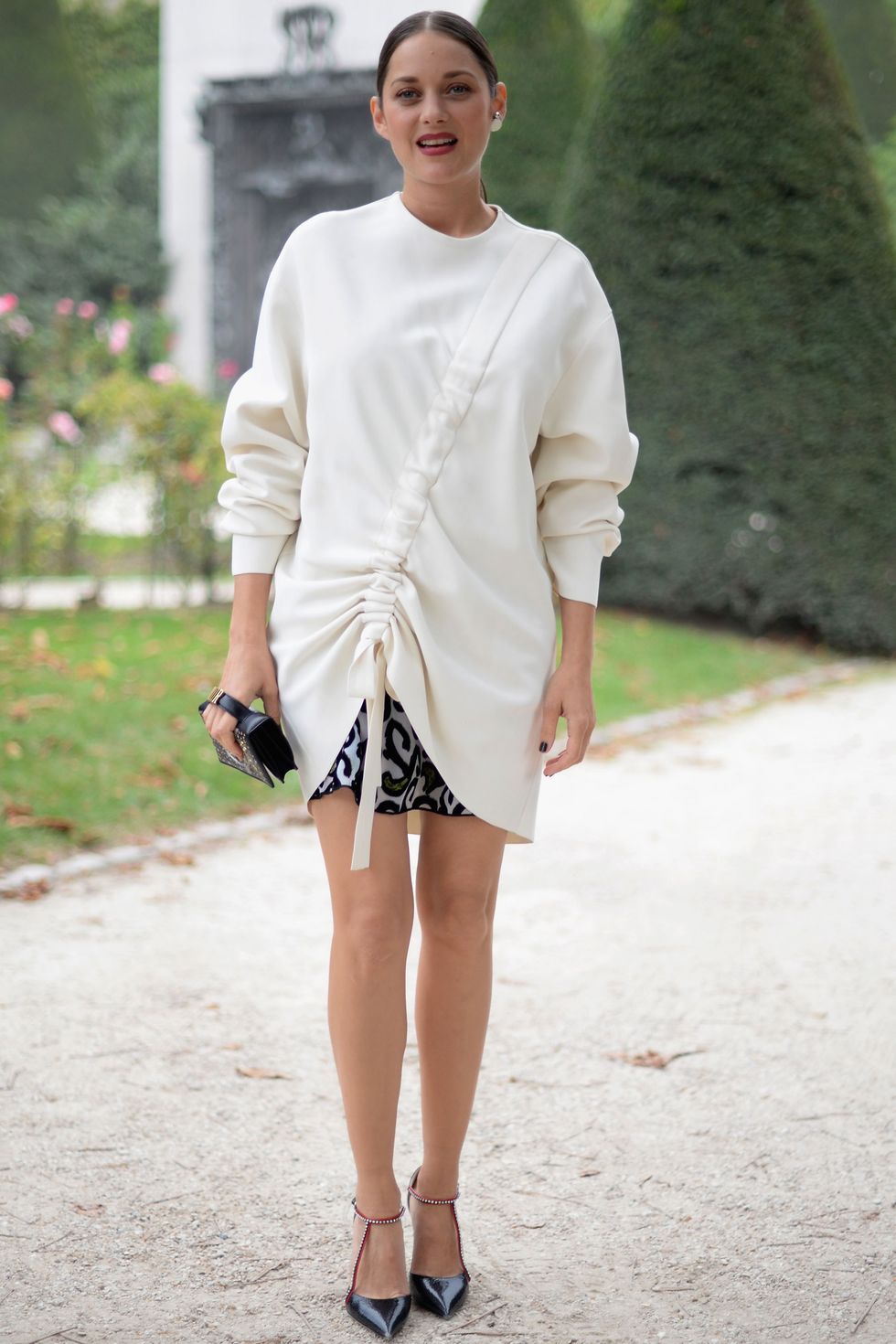 <p>Alla Paris Fashion Week maxi maglione abbinato a una mini-gonna. Importante la scelta beauty: make up semplice ma deciso,&nbsp;capelli legati con chignon.</p>