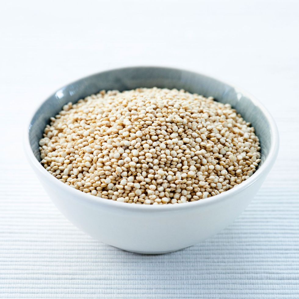 <p>La <a href="http://www.elle.com/it/idee/cucina/news/a1106/quinoa-ricette-facili/">quinoa</a> è un potente pseudo cereale che contiene quasi il doppio di fibra dei suoi simili. Ma è anche una fonte <a href="http://www.elle.com/it/benessere/diete/consigli/a956/proteine-vegetali-quali-scegliere/">proteica</a> completa di tutti i 9 aminoacidi essenziali, il che vuol dire che può fornire al tuo corpo tutto ciò di cui ha bisogno per costruire i muscoli senza assumere grassi saturi, come una bistecca, per esempio.</p>