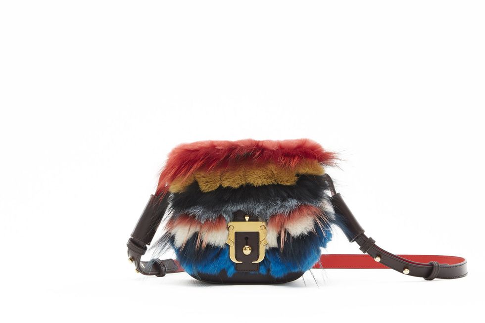 Ecco uno dei regali moda inverno 2017, la borsa di pelliccia multicolore di  Paula Cademartori