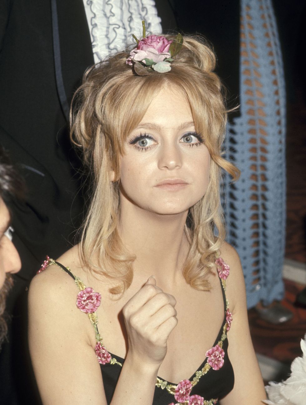 <p>A meno che tu non sia una bambina a un matrimonio o figlia di una fata, sei pregata di non mettere dei fiori direttamente sulla parte alta della testa, come, invece, ha fatto Goldie Hawn.</p>