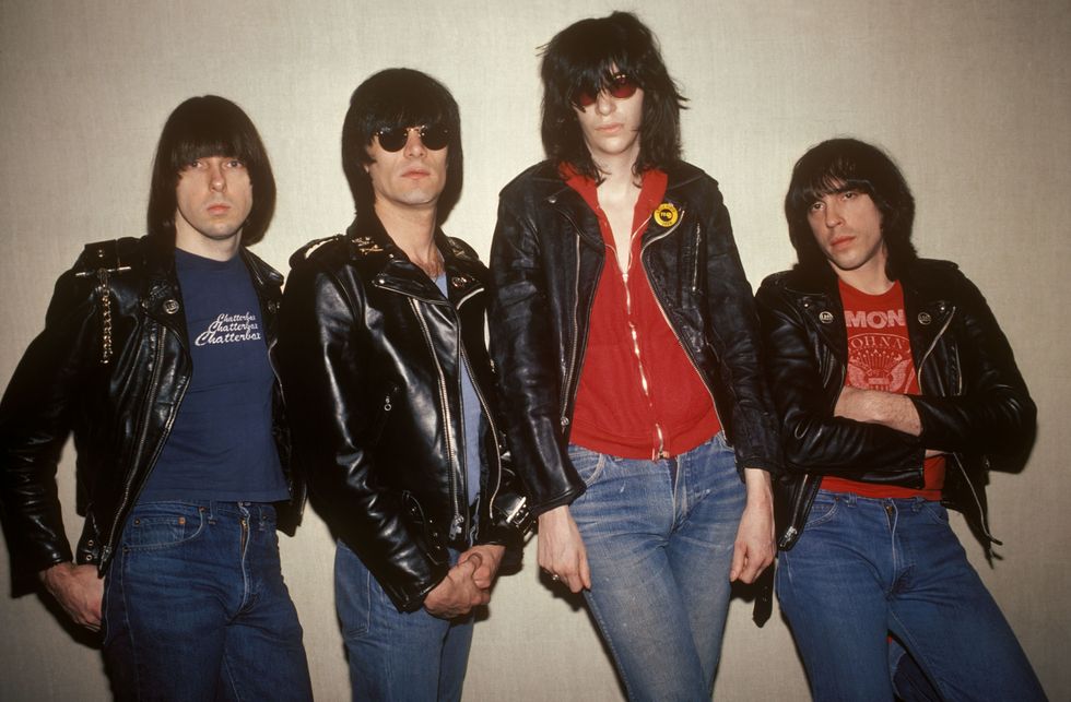 <p>Reso popolare dagli anni '70 dal leggendario gruppo punk dei Ramones, il taglio lungo «a ciotola» (un po' più netto di quello dei Beatles), ha visto gli uomini trasformarsi in una specie di funghi dal cappuccio colorato.</p>