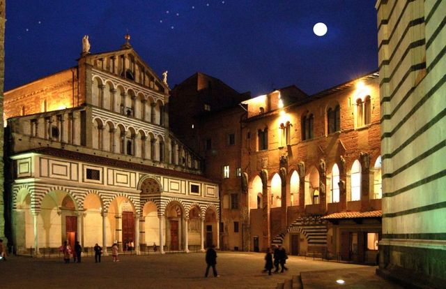 ARTS e CRAFTS Pistoia-piazza Duomo- notte