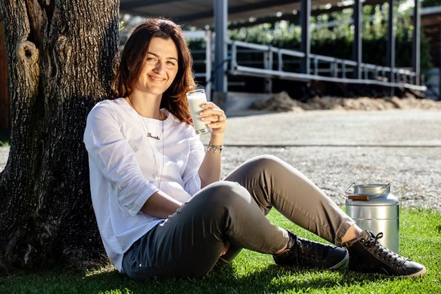 Daniela Senatore nella sua azienda caseificio Barlotti dove con il latte delle bufale che alleva produce i cosmetici naturali Biancamore