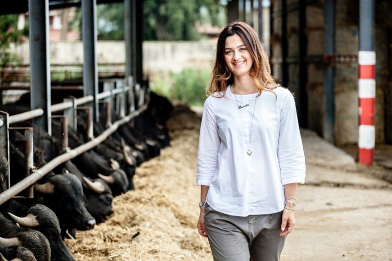 Daniela Senatore nella sua azienda caseificio Barlotti dove con il latte delle bufale che alleva produce i cosmetici naturali Biancamore