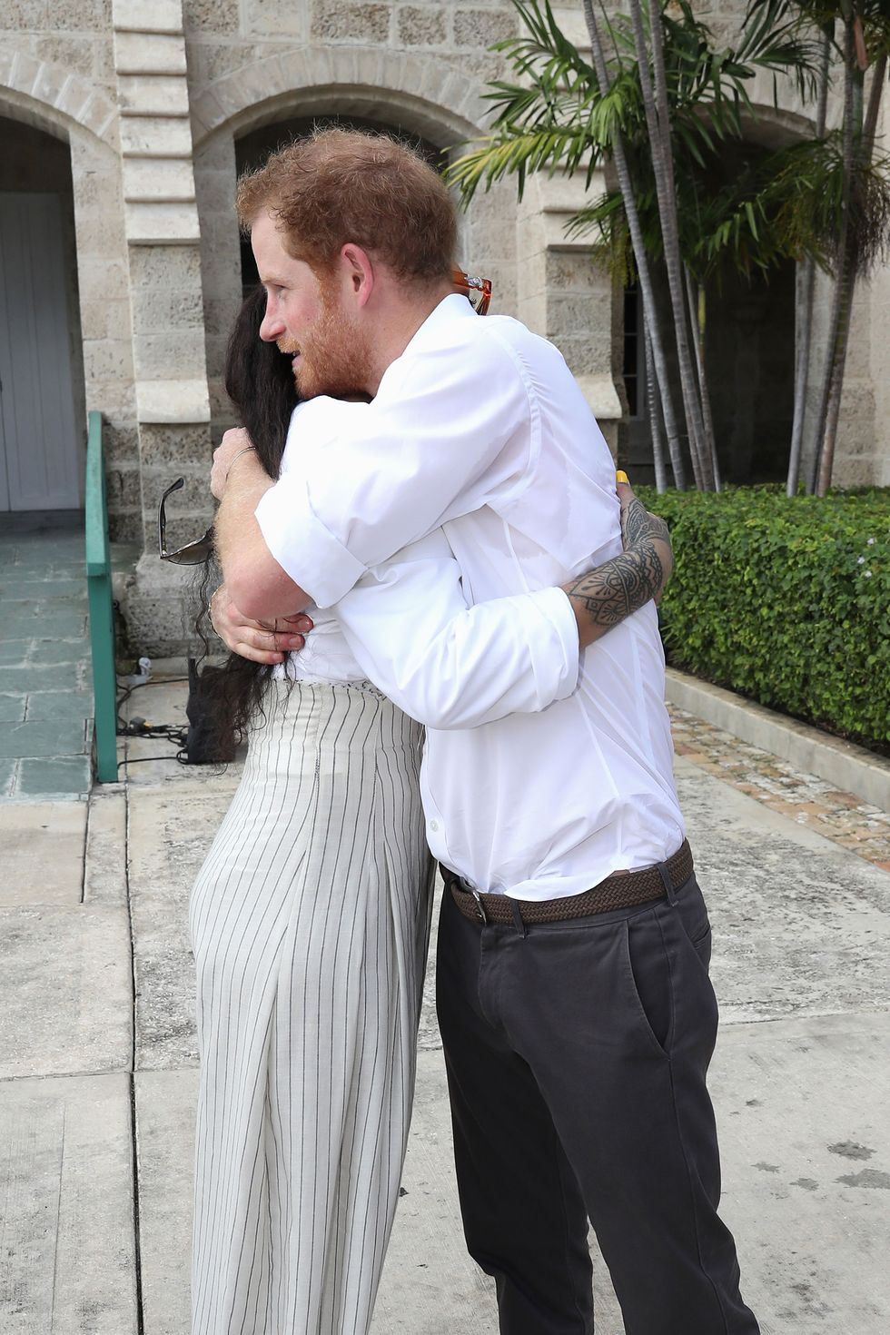 Rihanna e il principe Harry abbracciati
