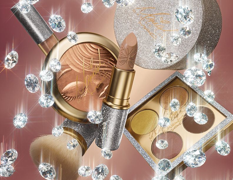 Mariah Carey Mac Cosmetics make up per Natale: cipria, ombretto, rossetto.