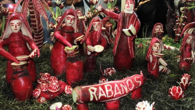<p>Anche in Messico in quanto a strane tradizioni non restano indietro: nella regione di Oaxaca si svolge la <em data-redactor-tag="em" data-verified="redactor">Noche de Rabanos</em>, cioè la notte dei ravanelli, un festival di arte un po' surreale che si tiene ogni anno&nbsp;il 23 dicembre e&nbsp;in cui gli artigiani locali&nbsp;competono intagliando l'ortaggio del titolo&nbsp;in sculture elaborate. Il ravanello gigante locale, secondo una tradizione antica di secoli,&nbsp;è stato scelto per essere onorato e intagliato e usato come <strong data-redactor-tag="strong" data-verified="redactor">tipico rito di Natale.</strong> Oggi la migliore scultura è premiata con generosi premi in denaro, che certo aiutano la tradizione a non estinguersi.&nbsp;<span class="redactor-invisible-space" data-verified="redactor" data-redactor-tag="span" data-redactor-class="redactor-invisible-space"></span></p>