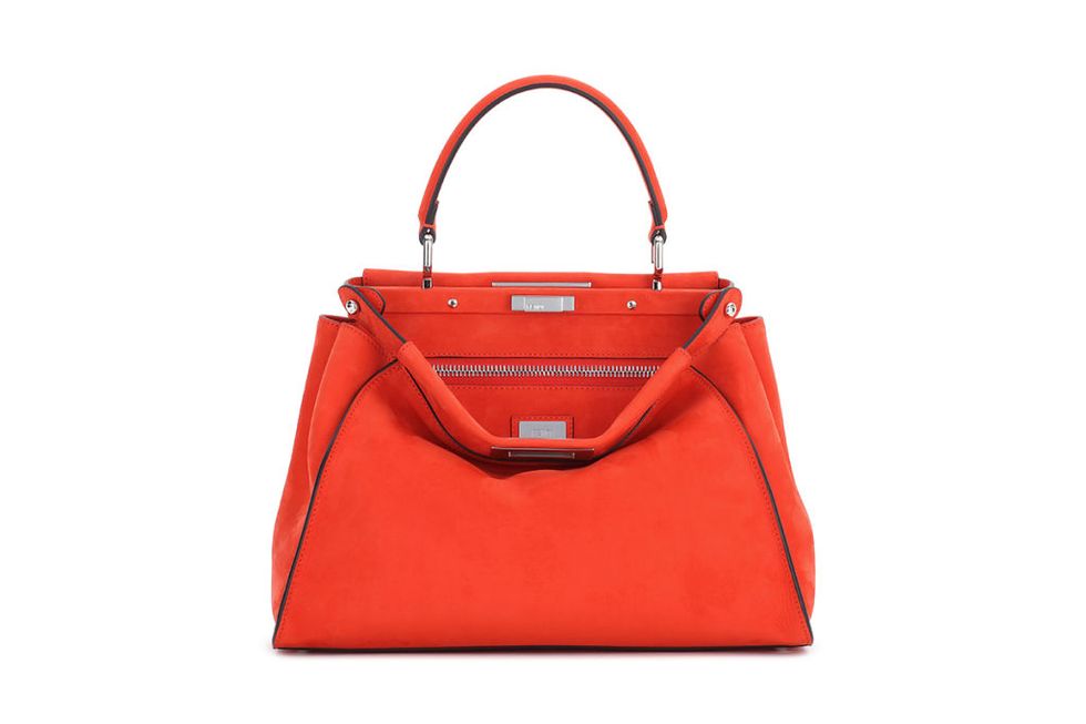 <p>In pelle color geranio, <strong data-redactor-tag="strong" data-verified="redactor">Fendi</strong>.</p>