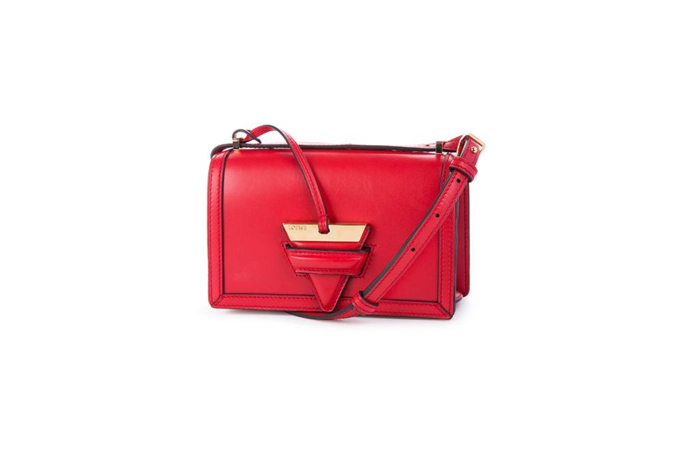 <p>Rettangolare con chiusura triangolo, <strong data-redactor-tag="strong" data-verified="redactor">Loewe</strong>.</p>
