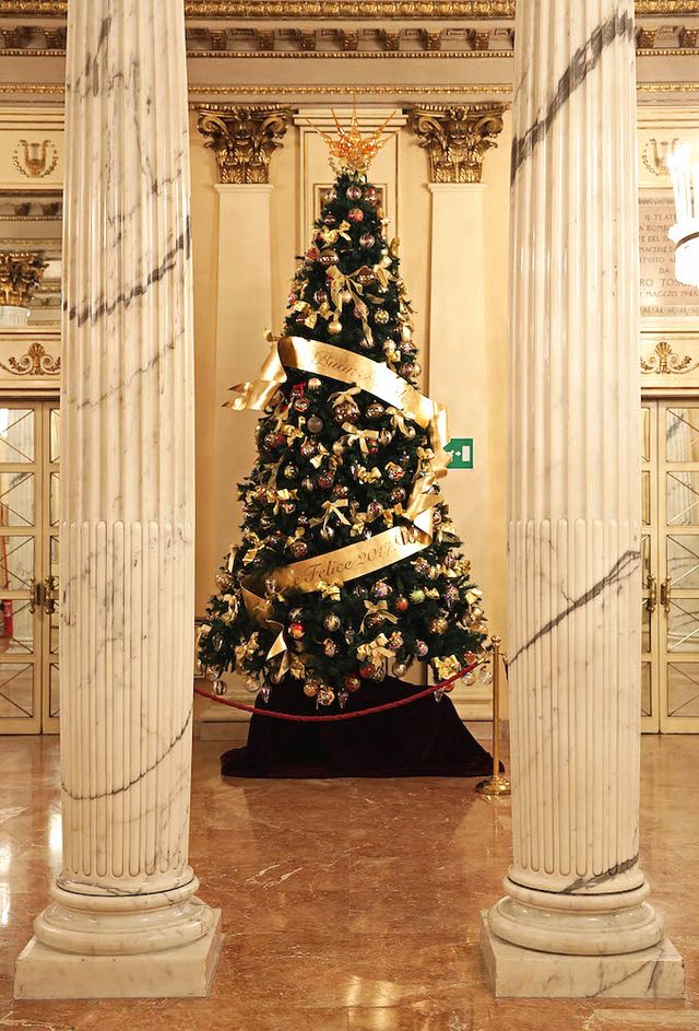 Dolce-e-Gabbana_Albero di Natale_Teatro alla Scala_Dicembre 2016