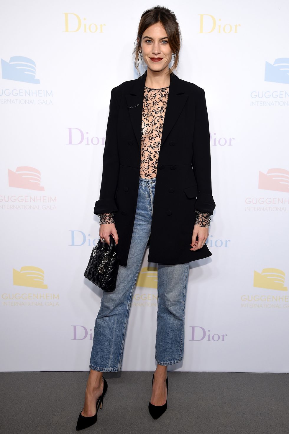 <p>Ispirati ad <strong data-redactor-tag="strong" data-verified="redactor">Alexa Chung</strong> e indossa&nbsp;una giacca oversize con i jeans&nbsp;e tacchi per un look serale easy.<span class="redactor-invisible-space" data-verified="redactor" data-redactor-tag="span" data-redactor-class="redactor-invisible-space"></span><span data-redactor-tag="span" data-verified="redactor"></span></p>