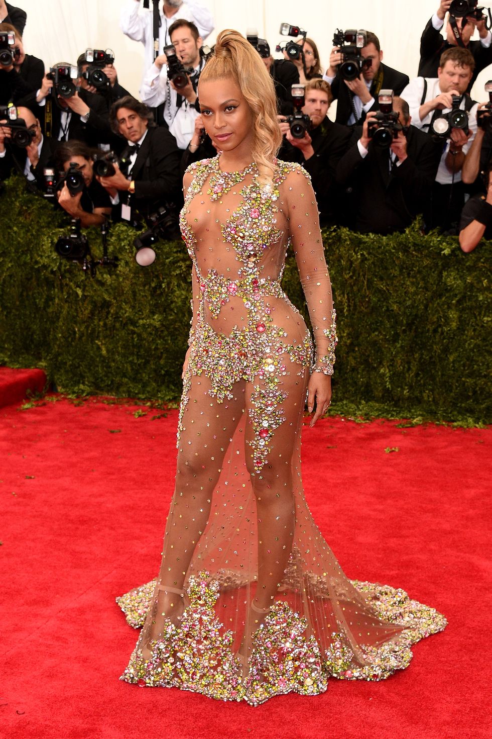 <p><strong data-redactor-tag="strong" data-verified="redactor">Beyoncé </strong>mostra&nbsp;orgogliosamente la sua sessualità in un abito di&nbsp;paillettes di <strong data-redactor-tag="strong" data-verified="redactor">Givenchy </strong>al Met Ball 2015. Sembra che questo vestito&nbsp;non sia stato la sua prima scelta: mentre si stava dirigendo all'evento, dopo aver visto in diretta i <strong data-redactor-tag="strong" data-verified="redactor">look </strong>delle altre invitate, ha chiesto all'autista di tornare indietro per cambiare l'abito rosso che aveva scelto e optando per questo di Givenchy.<span class="redactor-invisible-space" data-verified="redactor" data-redactor-tag="span" data-redactor-class="redactor-invisible-space"></span></p>