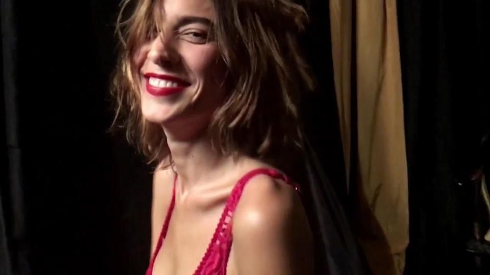 alexa chung sexy in intimo rosso