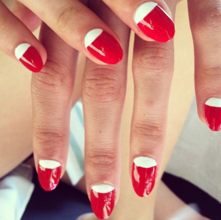 <p>I colori tipici del <strong data-redactor-tag="strong" data-verified="redactor">Natale</strong>, bianco e rosso,&nbsp;per una manicure ovale,&nbsp;@jessicawashick.</p>