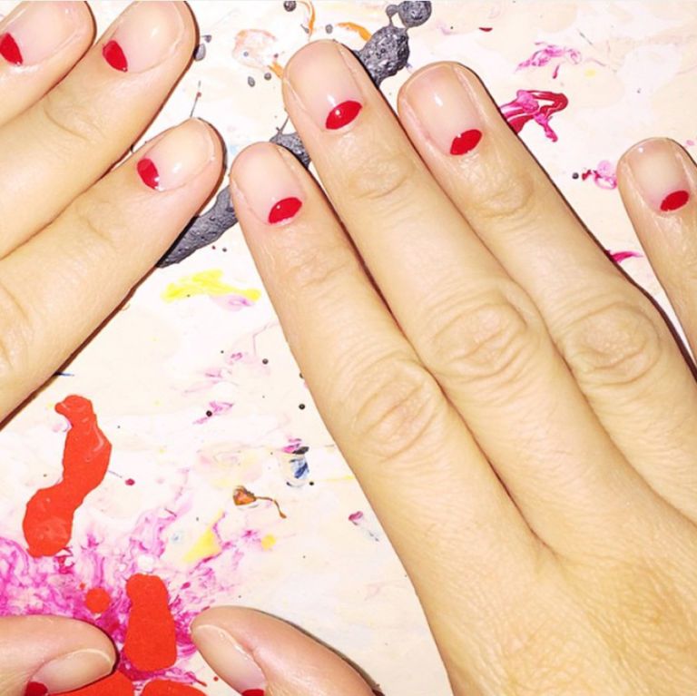 <p>Mezzelune rosse che contrastano con la base dal colore neutro,&nbsp;@mpnails.</p><p><em data-redactor-tag="em" data-verified="redactor"></em></p>