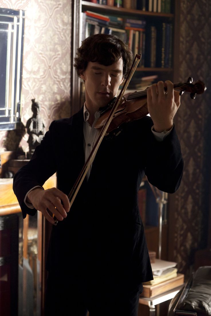 <p>Si sa, le donne amano i musicisti. E Sherlock Holmes si diletta con uno strumento incredibilmente sensuale, il violino, il suo in particolare nientemeno che uno Stradivari originale, del valore di almeno 500 ghinee, acquistato in un negozietto di Tottenham Court Road per appena 45 scellini. Tra strumento e aneddoto, tutto meglio di una collezione farfalle, ma questo è niente. Aspettate che vi suoni le <em data-redactor-tag="em" data-verified="redactor">Romanze senza parole </em>di Mendelssohn: cadrete letteralmente ai suoi piedi.</p>