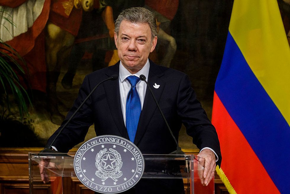 <p>Chiudiamo con l'importante Premio <strong data-redactor-tag="strong" data-verified="redactor">Nobel per la Pace</strong>, <a data-tracking-id="recirc-text-link" href="http://www.elle.com/it/magazine/personaggi/news/a2007/nobel-pace-2016-presidente-colombia-juan-manuel-santos/" target="_blank">vinto quest'anno dal presidente colombiano Juan Manuel Santos</a>. Santos è stato premiato per l'accordo di pace raggiunto fra il suo paese e le Farc, le forze armate rivoluzionare. Un accordo firmato a novembre 2016 e che ha siglato un'intesa raggiunta dopo 52 anni di conflitto. <span class="redactor-invisible-space" data-redactor-class="redactor-invisible-space" data-redactor-tag="span" data-verified="redactor"></span></p>