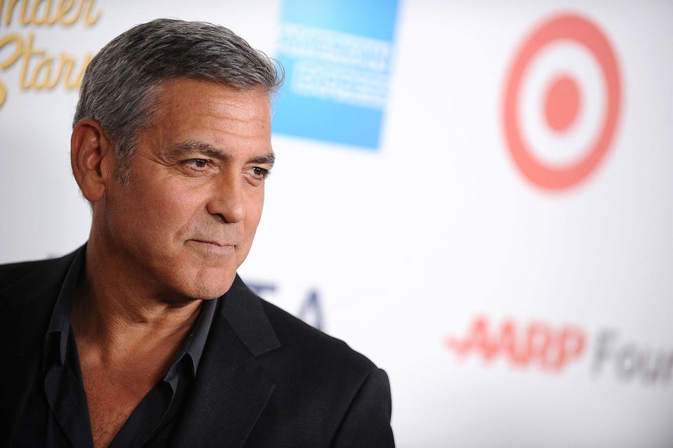 <p>Anche pieno di cerotti e lividi come lo vediamo <a data-tracking-id="recirc-text-link" href="http://www.elle.com/it/magazine/personaggi/news/a2437/george-clooney-nuovo-spot-nespresso/">nel nuovo spot di Nespresso</a>, <strong data-redactor-tag="strong" data-verified="redactor">George Clooney</strong> continua a essere un <strong data-redactor-tag="strong" data-verified="redactor">sex symbol</strong> mondiale. Tra l'altro, incarna il cavaliere perfetto accanto a sua moglie Amal e l<a data-tracking-id="recirc-text-link" href="http://www.elle.com/it/magazine/personaggi/g1789/george-clooney-amal-alamuddin-momenti-piu-belli/">e loro foto insieme</a> sono quanto di più romantico si possa trovare in giro.<br/></p>