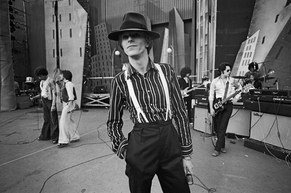 <p>Bowie l'artista, Bowie la star, Bowie l'icona che cambia stile e personalità, dall'alieno colorato al maudit in pelle sotto il muro di Berlino, dalla femme fatale dai capelli vaporosi all'impeccabile Duca Bianco. Per non parlare dei sodalizi artistici, da Andy Warhol a Brian Eno, da Iggy Pop a Lou Reed. Persino i suoi occhi erano irripetibili. Ci sta, sia chiaro: lui era il primo a studiare esattamente con che faccia presentarsi. Ma la sua figura è tanto prorompente che nel ricordarlo rischiamo di trascurarne la musica, la straordinaria varietà degli album (dall'essenziale <em data-redactor-tag="em" data-verified="redactor">Ziggy Stardust</em> al ritmatissimo <em data-redactor-tag="em" data-verified="redactor">Let's dance</em> all'affascinante, cupo <em data-redactor-tag="em" data-verified="redactor">Heroes</em>), e di canzoni che hanno avuto la capacità di diventare popolari senza ricorrere alle melodie più facili. Anche i suoi pezzi più famosi, come <em data-redactor-tag="em" data-verified="redactor">Space oddity, Life on Mars</em>?, <em data-redactor-tag="em" data-verified="redactor">Heroes</em>, non poggiano su strofe o ritornelli elementari. C'è rock grintoso in<em data-redactor-tag="em" data-verified="redactor"> Rebel rebel</em>, elettronica in <em data-redactor-tag="em" data-verified="redactor">Ashes to ashes</em>, disco in <em data-redactor-tag="em" data-verified="redactor">Let's dance</em>. E la sua voce è sfrontata e giovanile nei pezzi più glam, ma più elegante, alla Frank Sinatra, in canzoni più vellutate. Anche per questo motivo, sarà più facile imitare David Bowie nel suo modo di essere una star, che nel suo modo di essere – con tutta probabilità – il più grande artista che il rock'n'roll abbia mai avuto. (<strong data-redactor-tag="strong" data-verified="redactor">Paolo Madeddu</strong>)</p><p>Oltre alla <a data-tracking-id="recirc-text-link" href="http://www.elle.com/it/magazine/personaggi/news/g82/david-bowie-il-ricordo-della-redazione/">scomparsa di David Bowie</a>, il 2016 è stato contrassegnato dalla <a data-tracking-id="recirc-text-link" href="http://www.elle.com/it/magazine/personaggi/g2101/personaggi-famosi-morti-2016/">morte di altri personaggi famosi</a>. </p>