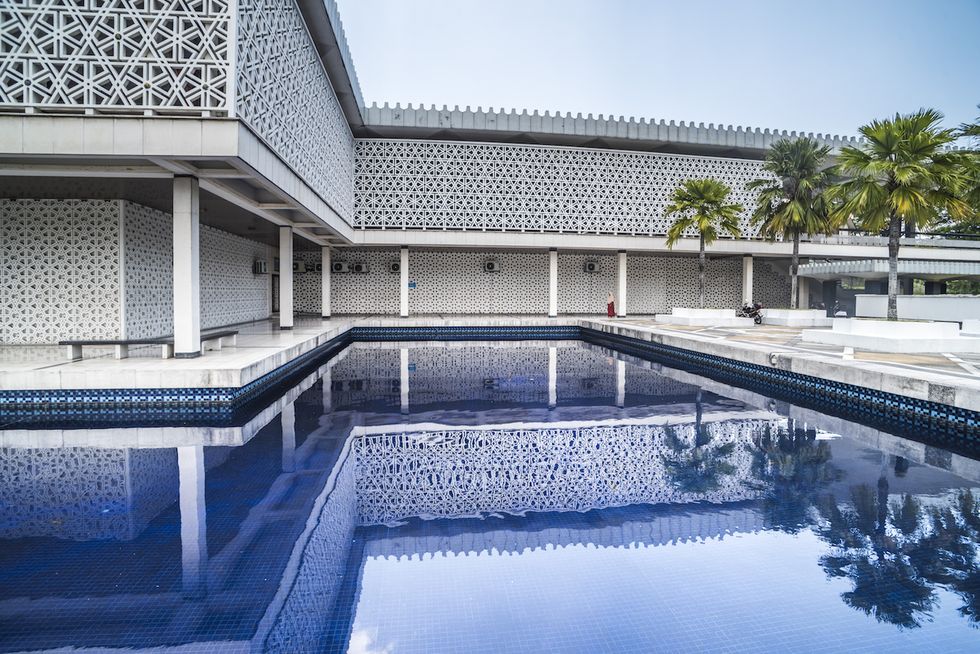 Blue, Reflection, Swimming pool, Composite material, Arecales, Courtyard, Reflecting pool, Water feature, Palm tree, Tile, 