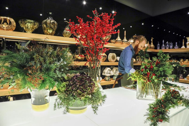 Lighting, Plant, Flowerpot, Interior design, Floristry, Houseplant, Flower Arranging, Vase, Light fixture, Retail, 