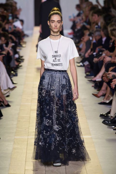 <p><em data-redactor-tag="em"></em>La t-shirt con lo slogan femminista di <strong data-redactor-tag="strong" data-verified="redactor">Dior</strong> è stata uno dei capi più instagrammati della collezione primavera estate 2017. <a data-tracking-id="recirc-text-link" href="http://www.elle.com/it/moda/abbigliamento/news/a1035/maria-grazia-chiuri-verso-direzione-creativa-dior/">Maria Grazia Chiuri</a>, che ha fatto il suo debutto con la maison, ha imposto <a data-tracking-id="recirc-text-link" href="http://www.elle.com/it/moda/abbigliamento/a1939/dior-femminismo-maria-grazia-chiuri-sfilata-parigi/">il girl power</a> con questa maglietta.<span class="redactor-invisible-space" data-redactor-class="redactor-invisible-space" data-redactor-tag="span" data-verified="redactor"></span></p>