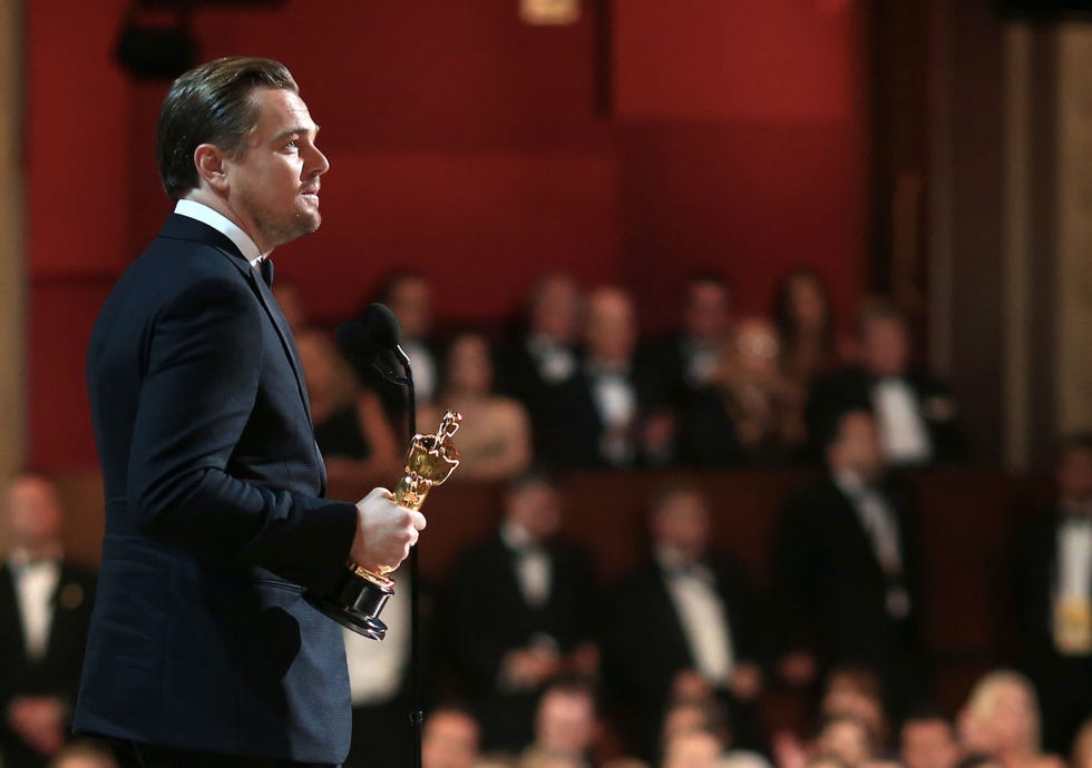 <p>Dopo 5 nomination a vuoto, l'atteso Oscar per DiCaprio. Gli ci sono voluti 22 anni, <a data-tracking-id="recirc-text-link" href="http://www.elle.com/it/magazine/news/a182/leonardo-dicaprio-dopo-l-oscar-progetti/">pasti a base di bisonte in </a><em data-redactor-tag="em" data-verified="redactor"><a href="http://www.elle.com/it/magazine/news/a182/leonardo-dicaprio-dopo-l-oscar-progetti/">Revenant</a></em> e un'amica come <a data-tracking-id="recirc-text-link" href="http://www.elle.com/it/spettacolo/film/news/a524/kate-winslet-intervista-the-dressmaker/">Kate (Winslet)</a>.<span data-redactor-tag="span" data-verified="redactor"></span></p>