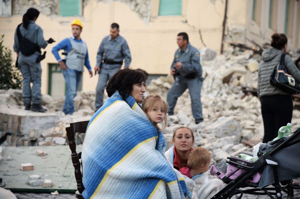 <p>299 morti e 26.000 persone che hanno perso la casa a causa del <a data-tracking-id="recirc-text-link" href="http://www.elle.com/it/magazine/firme/a1656/terremoto-anche-le-parole-servono-editoriale/">terremoto che ha colpito il Centro Italia</a>. Il 26 ottobre e il 30 ottobre ci sono state altre fortissime scosse e lo sciame sismico non si arresta.</p>