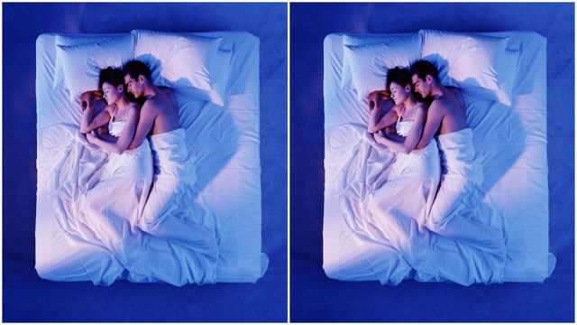dormire-abbracciati-posizioni-comode coppia che dorme abbracciata a letto