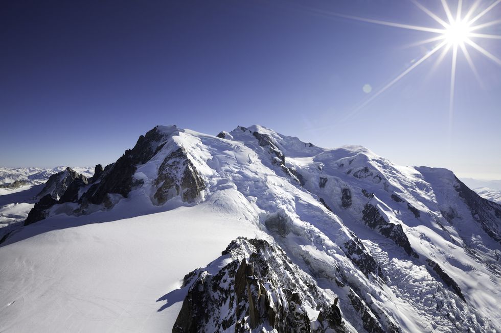 Winter, Mountainous landforms, Slope, Mountain range, Sun, Glacial landform, Summit, Arête, Freezing, Mountain, 