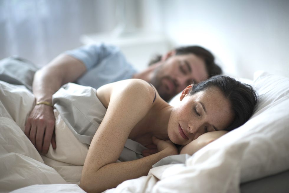 dormire-abbracciati-posizioni-comode coppia a letto