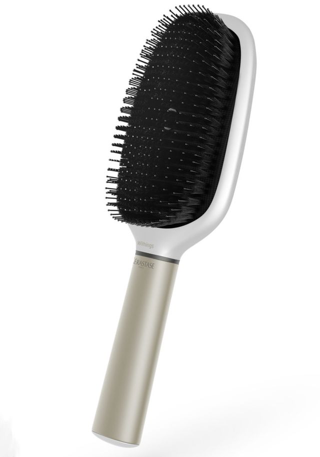 La spazzola elettrica per capelli Kérastase Whitings Hair Coach si collega allo smarthphone e ti dice se i capelli sono sani