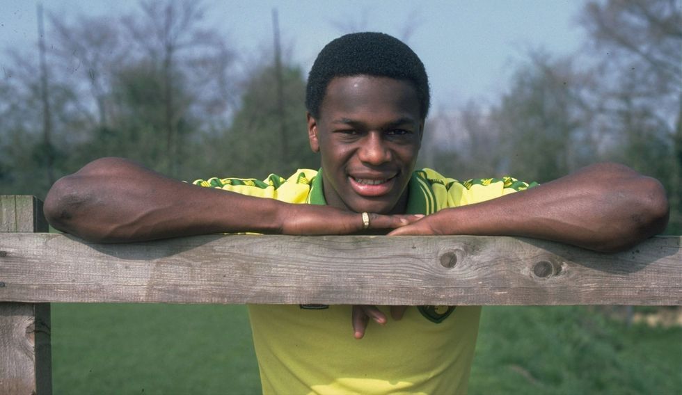 <p>Il mondo del calcio, purtroppo, non brilla per mentalità aperta. A farne le spese è stato <strong data-redactor-tag="strong" data-verified="redactor">Justin Fashanu</strong>, inglese, primo calciatore al mondo a fare coming out. Era il 1990 e suo fratello lo rinnegò. Venne accusato – senza alcuna mancanza di prove – di stupro e lui, non reggendo al clima omofobico in cui viveva, si tolse la vita. Aveva 37 anni.</p>