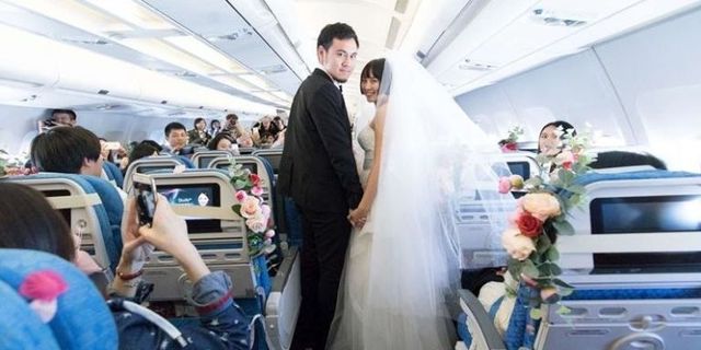 matromonio sull'aereo di coppia di blogger cinesi su volo Cathay Dragon