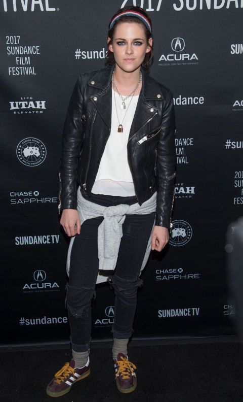 <p>Al Sundance Film Festival con un chiodo in pelle, jeans nero e sneakers burgundy by <strong data-redactor-tag="strong" data-verified="redactor">Adidas</strong>.</p>