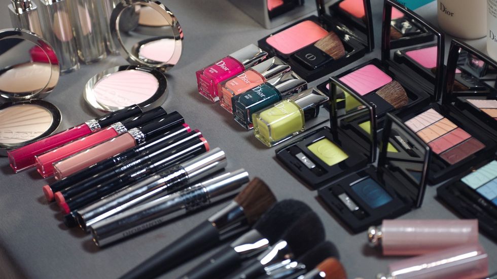 Bella Hadid si trucca nel make up tutorial video di Dior