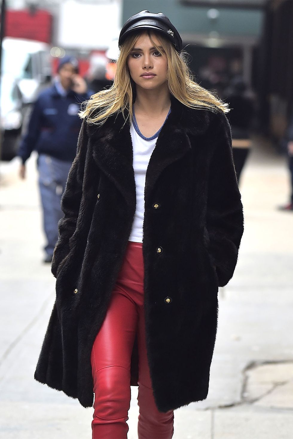 <p>Suki Waterhouse skips the glam treatment in favor of an old school London vibe.</p>