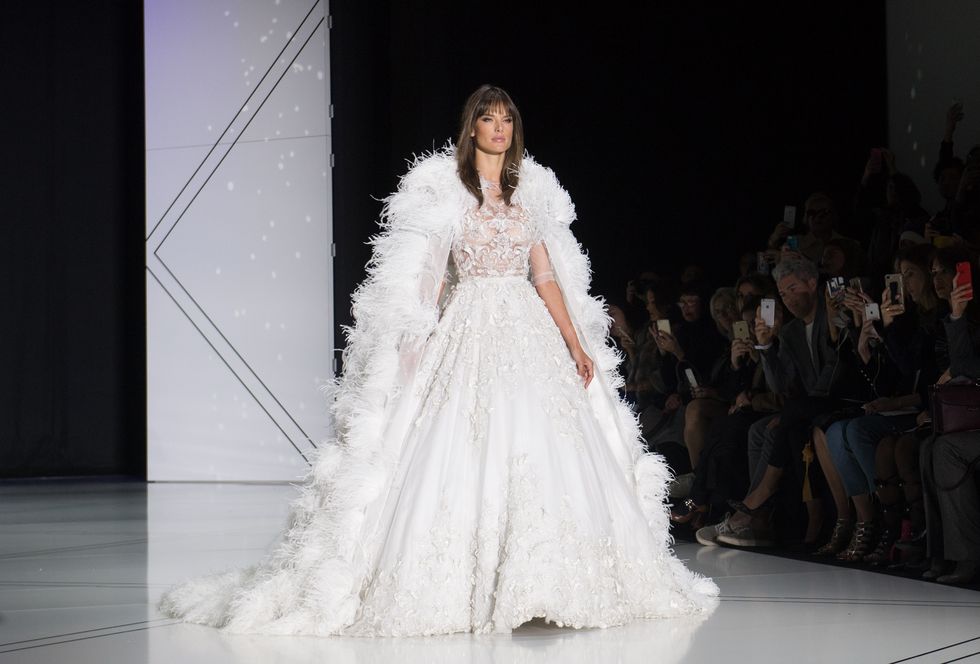 Alessandra Ambrosio con l'abito da sposa di Ralph & Russo