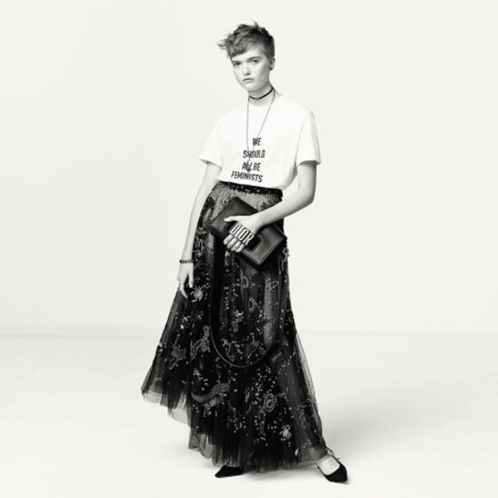 <p>Nell'ultima campagna di Dior, Ruth Bell posa indossando la&nbsp;<strong data-redactor-tag="strong" data-verified="redactor">tee Dior</strong> con una gonna in tulle.</p>