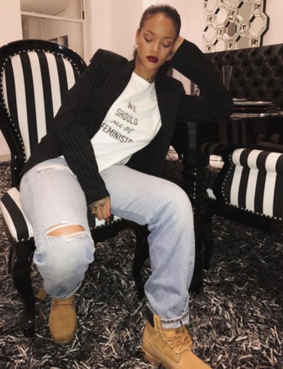 <p>Rihanna indossa la t-shirt di Dior con una giacca,&nbsp;boyfriend jeans e gli stivaletti <strong data-redactor-tag="strong" data-verified="redactor">Timberland</strong>.</p>