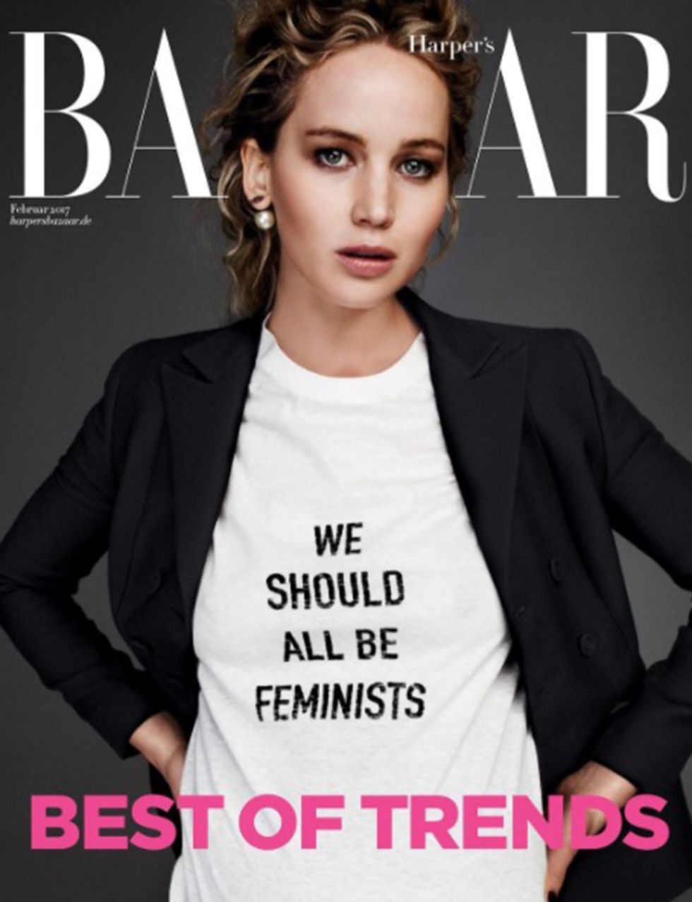 <p>La musa di Dior Jennifer Lawrence posa per la cover di <em data-redactor-tag="em" data-verified="redactor">Harper's Bazaar</em> Germany indossando la <strong data-redactor-tag="strong" data-verified="redactor">tee </strong>con la giacca.</p>