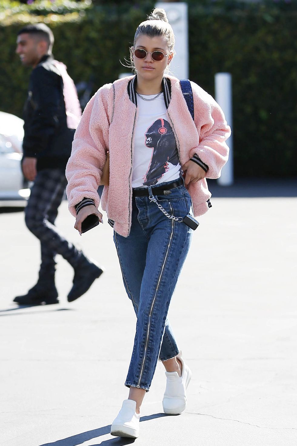 <p>A Los Angeles <strong data-redactor-tag="strong" data-verified="redactor">Sofia&nbsp;Richie</strong> sceglie un bomber rosa&nbsp;blush, t-shirt grafica,&nbsp;jeans e <strong data-redactor-tag="strong" data-verified="redactor">scarpe da ginnastica </strong>bianche.<span class="redactor-invisible-space" data-verified="redactor" data-redactor-tag="span" data-redactor-class="redactor-invisible-space"></span></p>