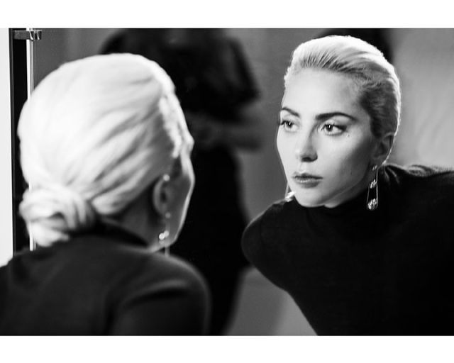 <p>La <strong data-redactor-tag="strong" data-verified="redactor">cantante</strong> è la protagonista della nuova campagna della maison&nbsp;Legendary Style, in occasione del lancio della collezione di <strong data-redactor-tag="strong" data-verified="redactor">gioielli Tiffany</strong> City HardWear. Lady Gaga è anche il volto di un video girato da <strong data-redactor-tag="strong" data-verified="redactor">David Sims</strong> con la collaborazione della fashion editor di <em data-redactor-tag="em" data-verified="redactor">Vogue Us </em><strong data-redactor-tag="strong" data-verified="redactor">Grace Coddington</strong>: il cortometraggio, della durata di 60 secondi, andrà in onda per la prima volta il 5 febbraio 2017 in occasione del <strong data-redactor-tag="strong" data-verified="redactor">Super Bowl</strong>, l'evento televisivo più visto negli Stati Uniti. Non trovate anche voi che in queste immagini Lady Gaga sia incredibilmente somigliante a <strong data-redactor-tag="strong" data-verified="redactor">Marilyn Monroe</strong>?<span class="redactor-invisible-space" data-verified="redactor" data-redactor-tag="span" data-redactor-class="redactor-invisible-space"></span></p>