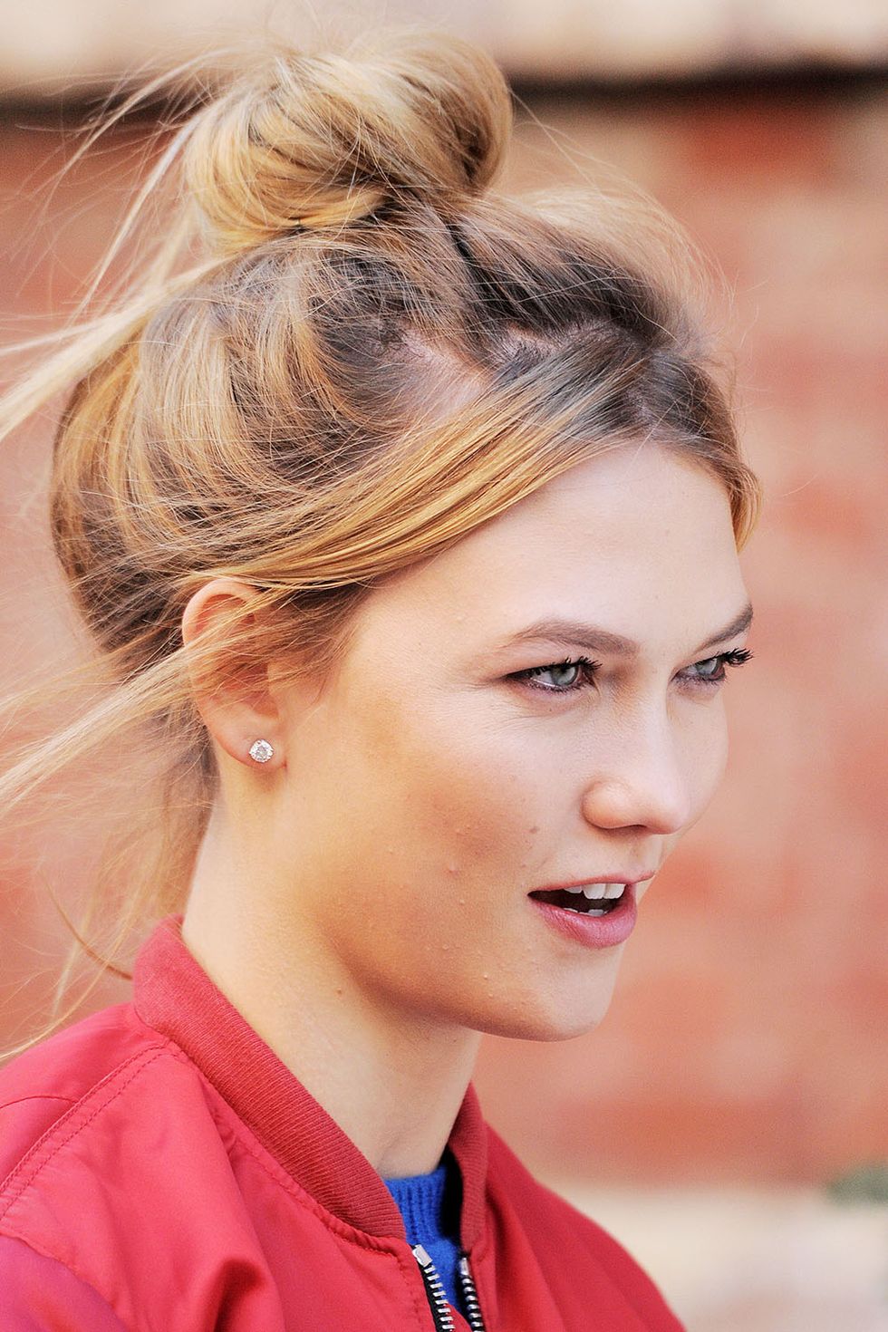 <p>Karlie Kloss hits the street with a chic toffee-colored top knot.&nbsp;<span class="redactor-invisible-space" data-verified="redactor" data-redactor-tag="span" data-redactor-class="redactor-invisible-space"></span></p>