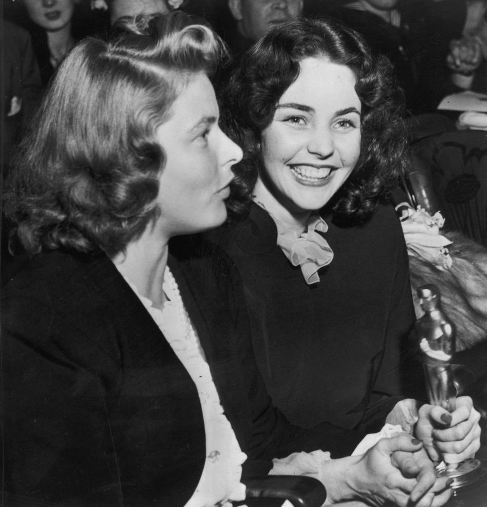 <p>Best Actress winner&nbsp;Jennifer Jones (<i data-redactor-tag="i">The Song of Bernadette</i>) shows her Oscar to Best Actress nominee&nbsp;Ingrid Bergman (<i data-redactor-tag="i">For Whom the Bell Tolls</i>).&nbsp; Because of wartime metal shortages, the 1943, 1944, and 1945 statuettes were made of painted plaster.<span class="redactor-invisible-space" data-verified="redactor" data-redactor-tag="span" data-redactor-class="redactor-invisible-space"></span></p>