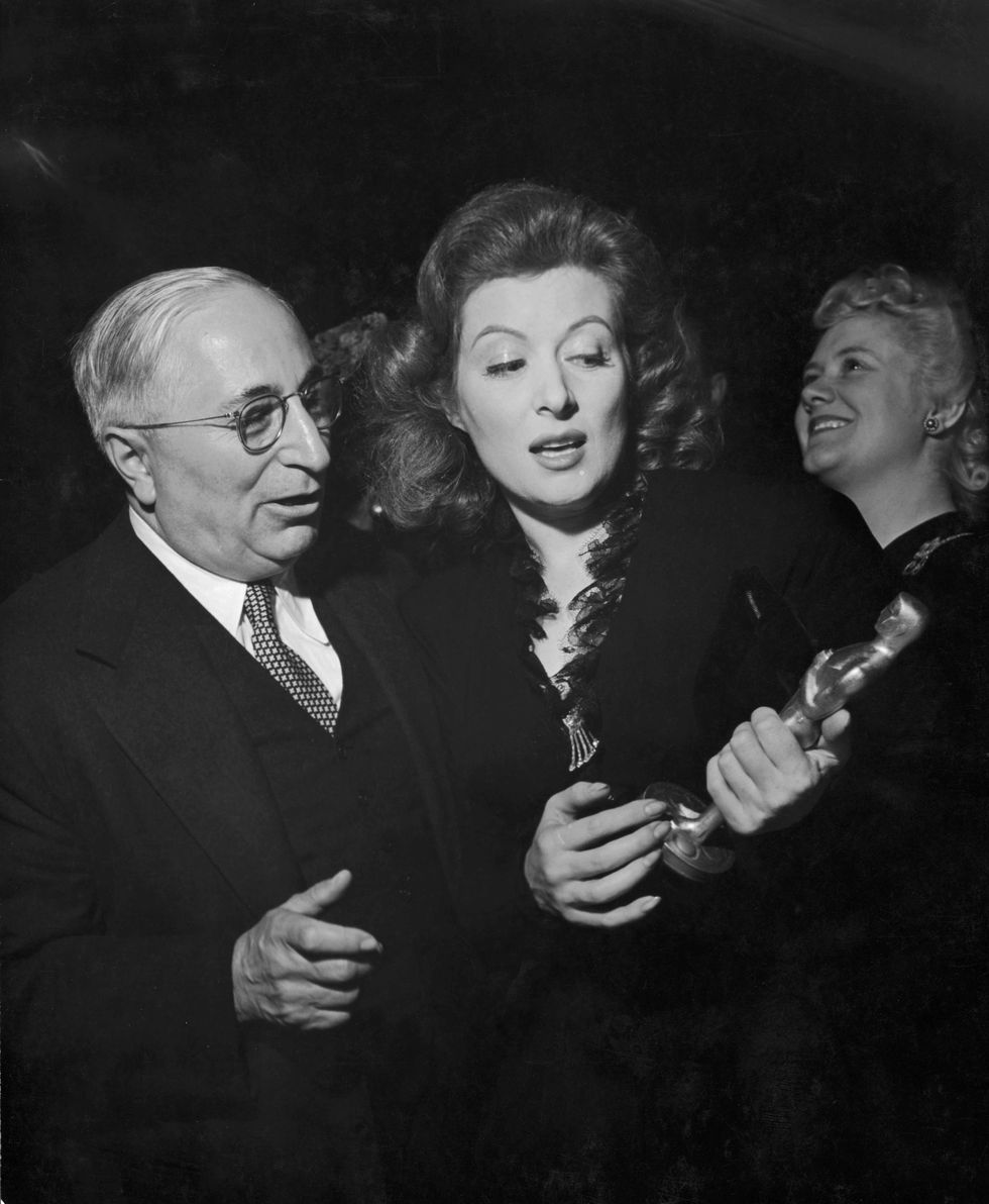 <p>Actress Greer Garson shows her Oscar to film producer Louis B. Mayer at the Academy Awards dinner.</p>