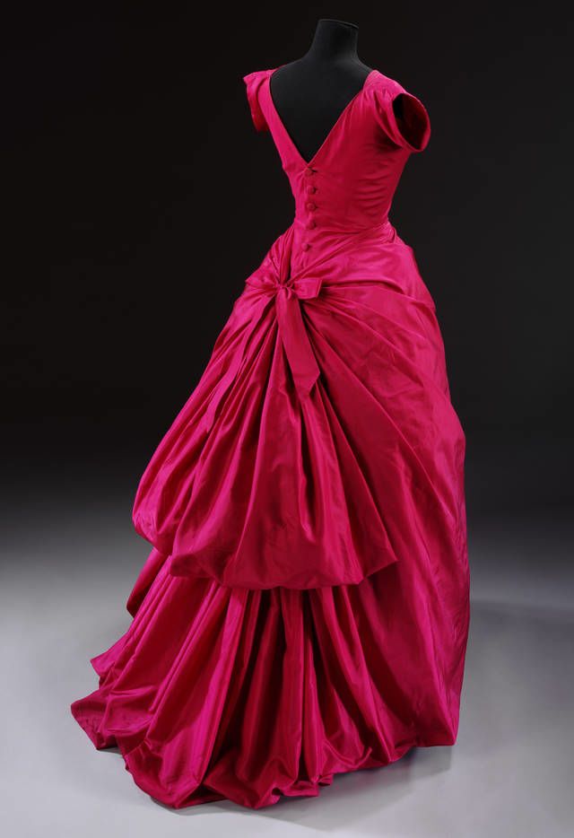 Silk taffeta evening dress, Cristóbal Balenciaga, 1955, Paris, France. Museum no. T.427-1967. © Victoria and Albert Museum, London