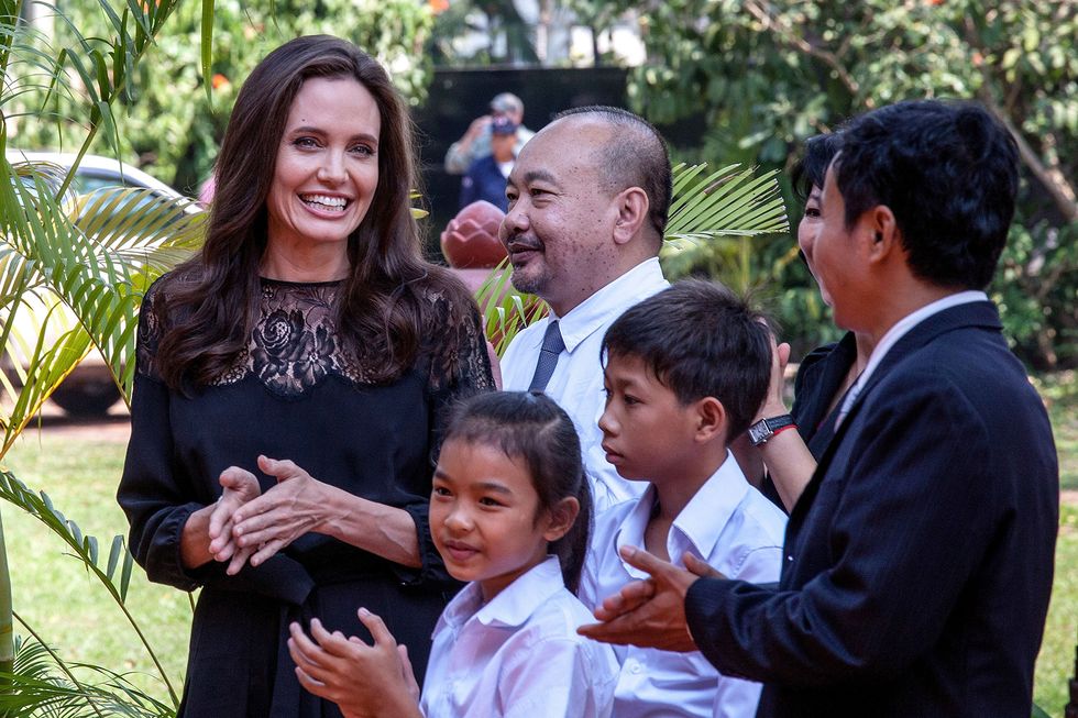 Una sorridente Angelina Jolie con lo staff del suo ultimo film