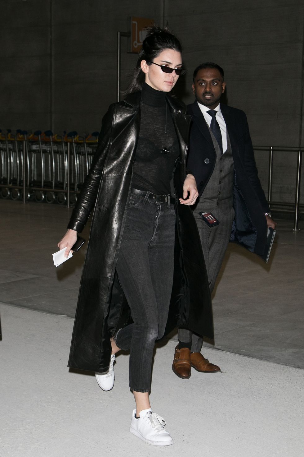 <p>Maglia tartaruga trasparente nera, cappotto in pelle Frame, jeans, occhiali da sole e Adidas bianche, Parigi.</p>